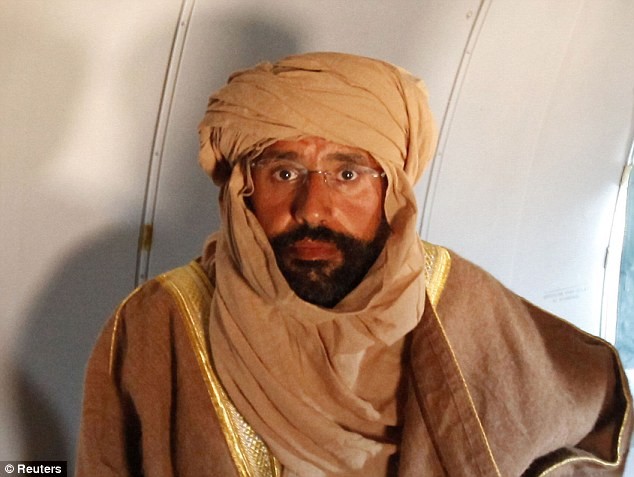 Saif Gaddafi trong máy bay của các tay súng Zintan